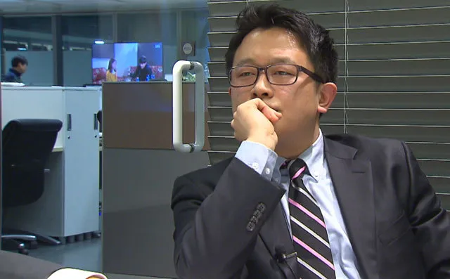 SBS 기자 이한석이 군 유격훈련 모형탑 오르는 체험 취재 장면