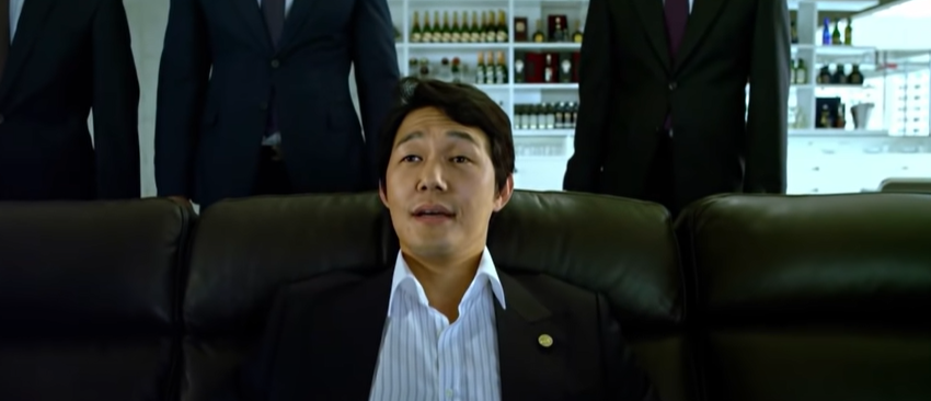 영화 신세계에서 이중구가 소파에 앉아 위를 올려다보는 장면